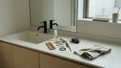 2026年の低労力ヘア：前髪は切らずに、5分で“きちんと見える”4アレンジ